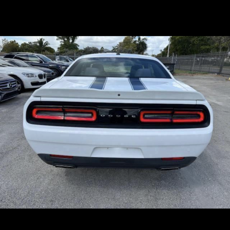 Bumper read, trasero dodge challenger con plástico superior e inferior.